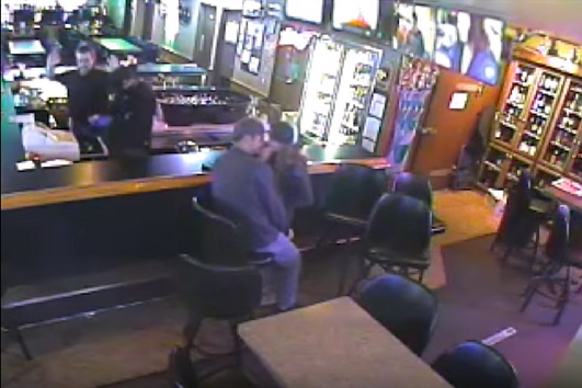 Casal aos beijos não repara em assalto