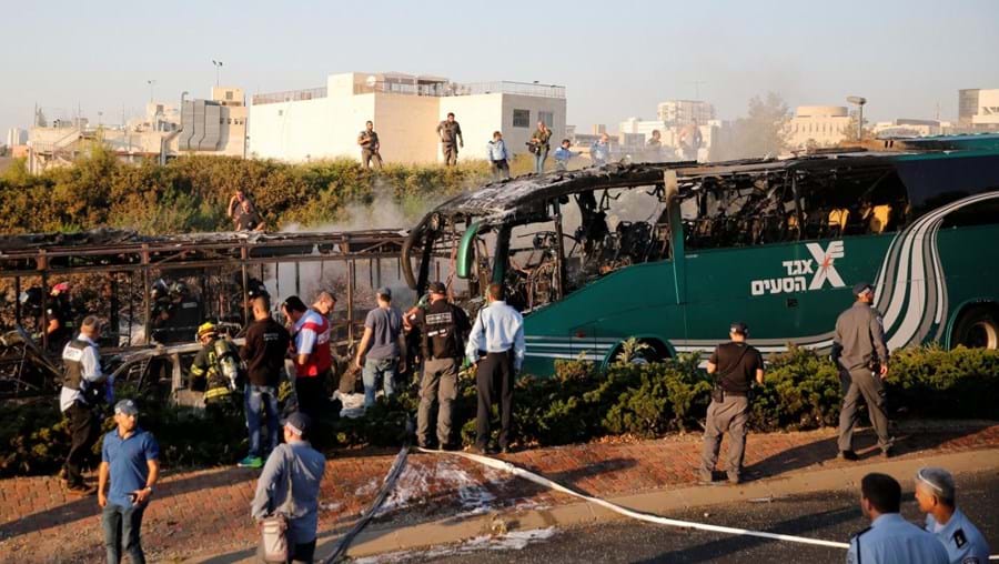 A explosão fez pelo menos 15 feridos que seguiam num autocarro