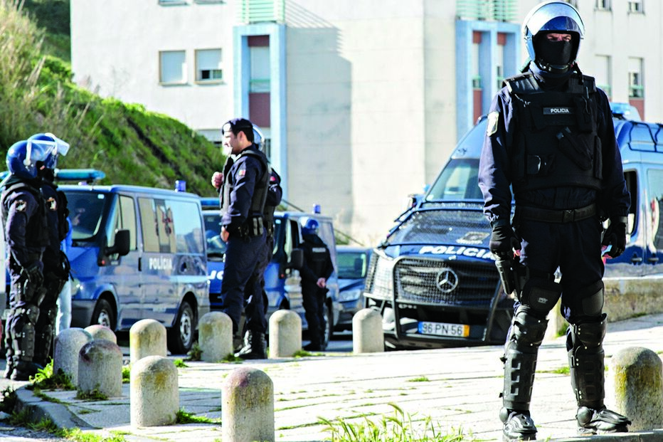 Polícias alvejados a quinze metros 