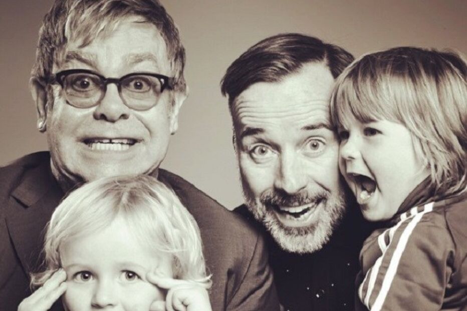 Elton John com o marido e os filhos
