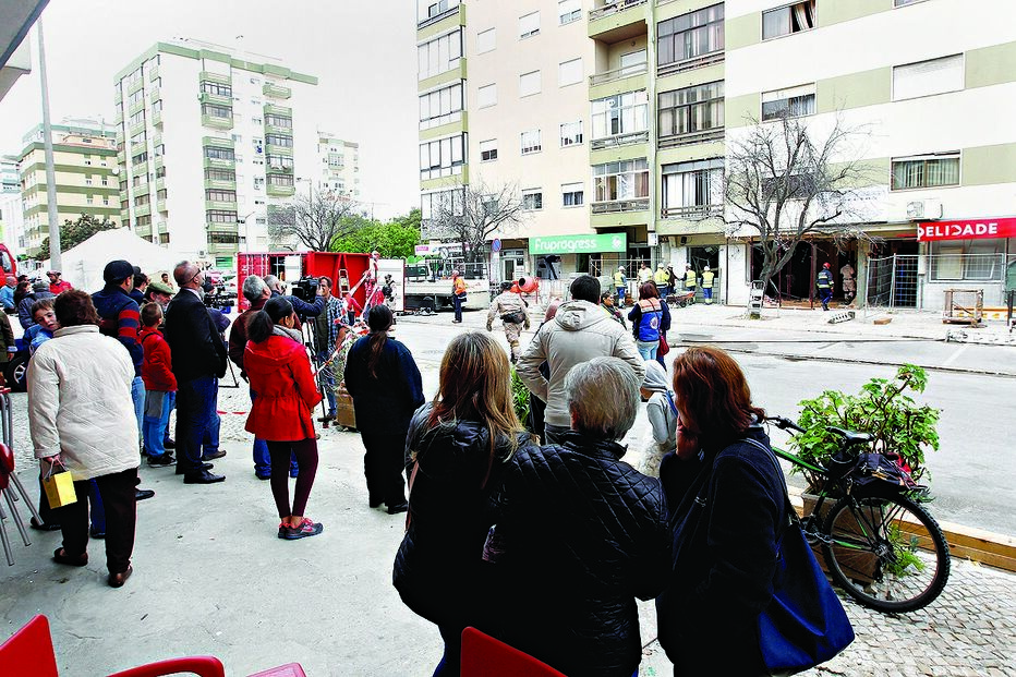 Explosão fecha prédio um mês