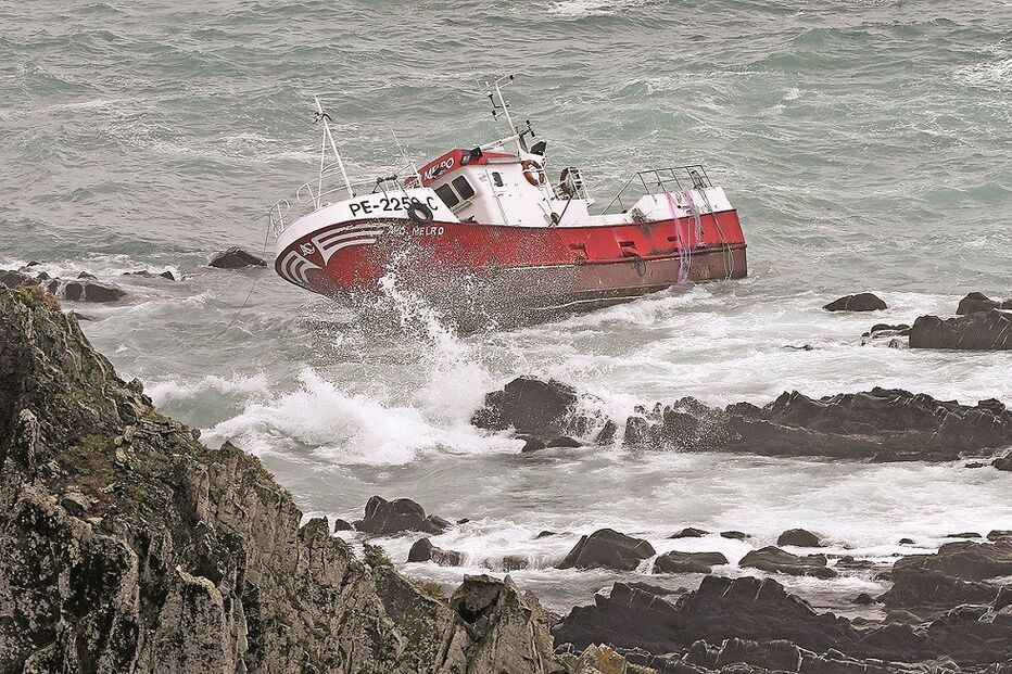 Barco encalhado espera solução
