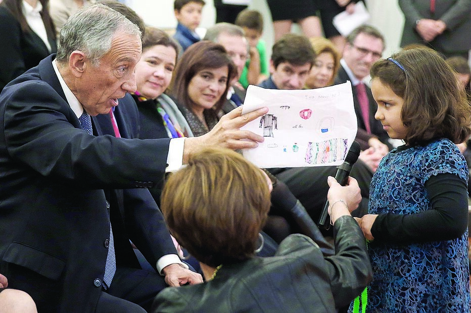 Marcelo refugiado leva livros e papel