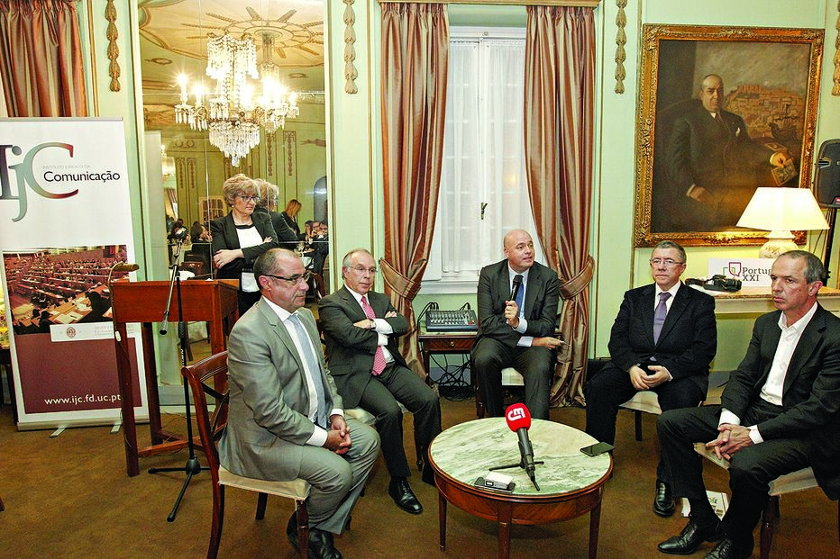 Políticos e jornalistas debatem precarização 