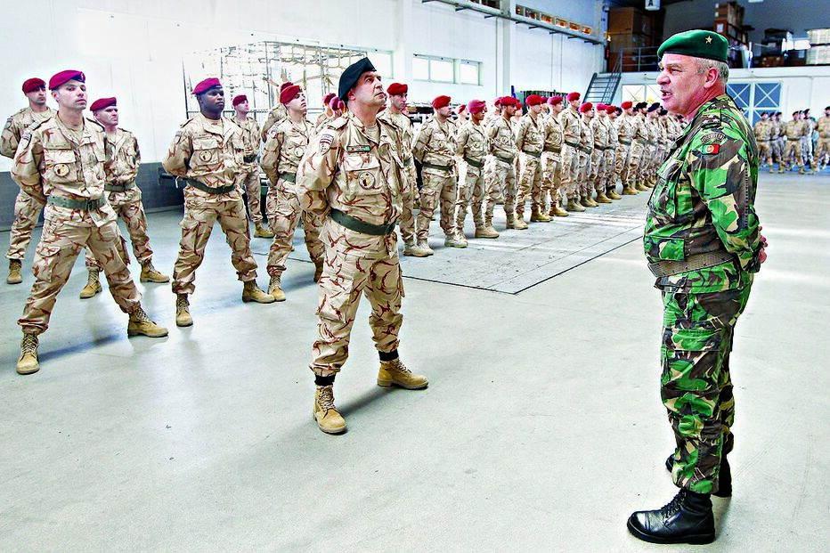 General demite-se por causa de gays