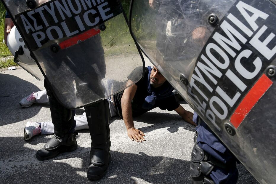 Polícia, gás lacrimogéneo, refugiados, Grécia