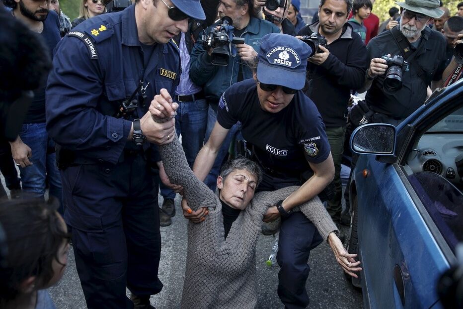 Refugiados, polícia, gás lacrimogéneo, Idomeni, Macedónia, Grécia, AFP