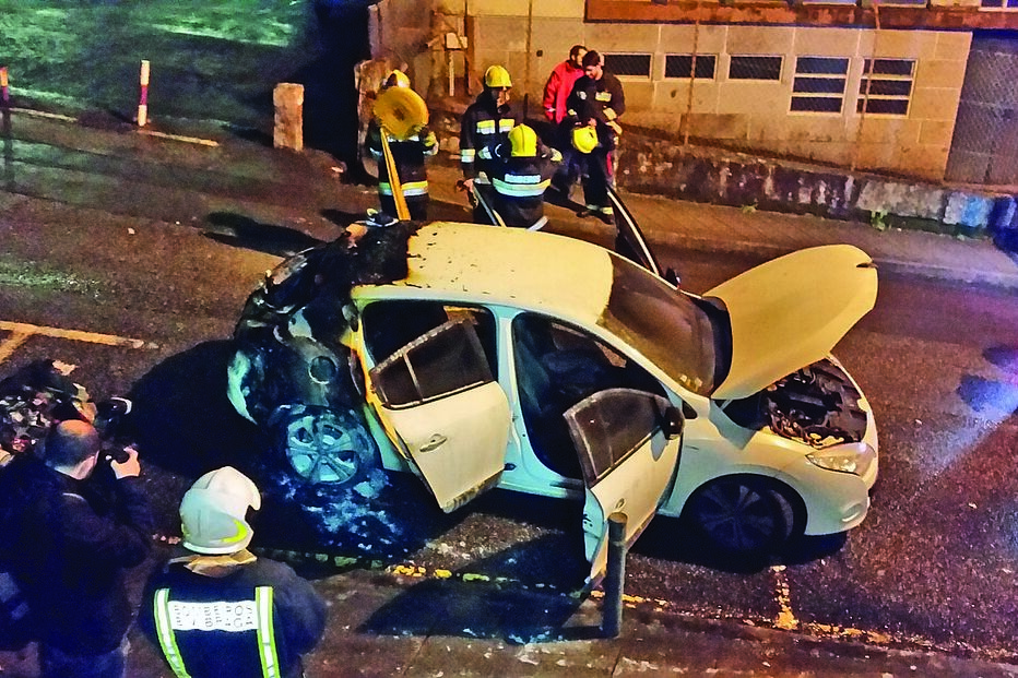 Incendeiam carro de adepto leonino