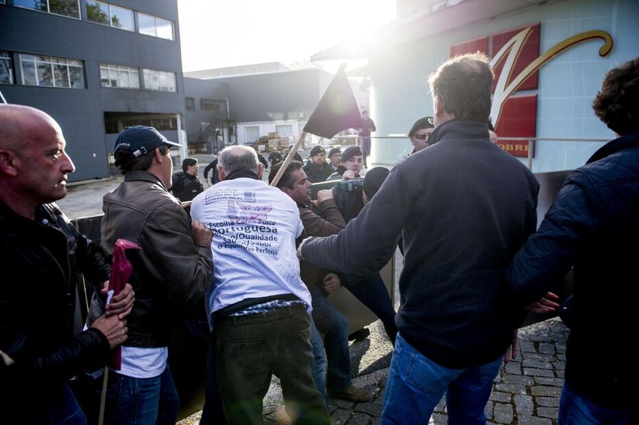 Alcobaça, João Correia, Estrada Nacional 1, GNR, Corpo de Intervenção da GNR, manifestação, suinicultores, protesto, porcos