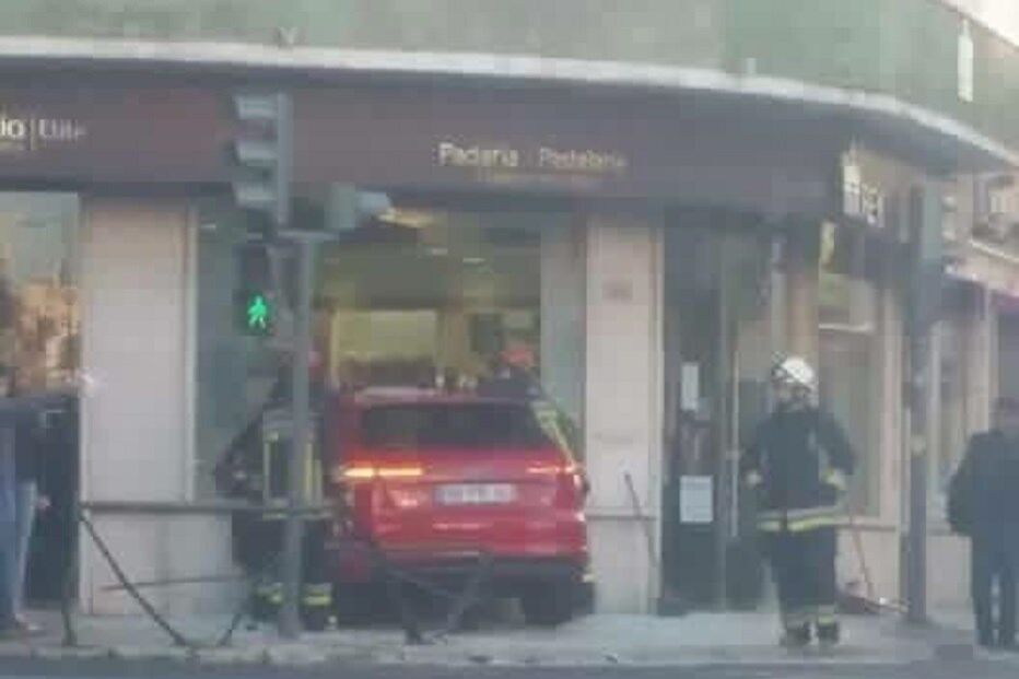 Acidente, Amadora, Audi A3, pastelaria Casa Rui, rua António Feijó