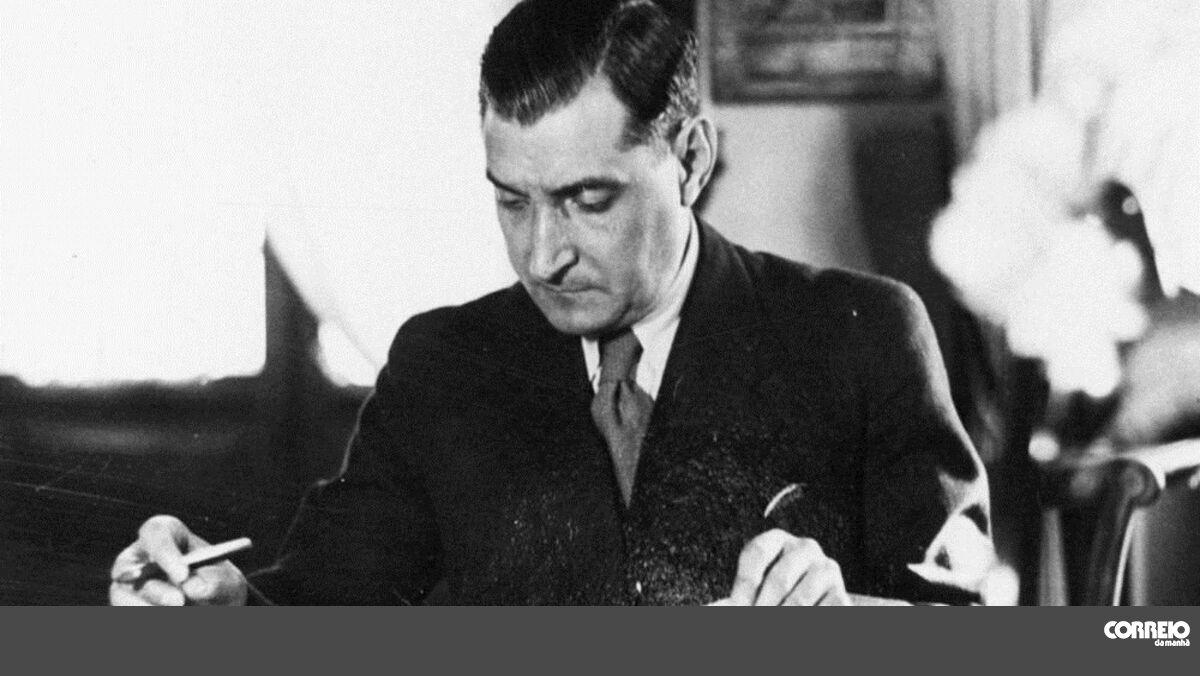 Chega a Portugal livro proibido por Salazar, que ...