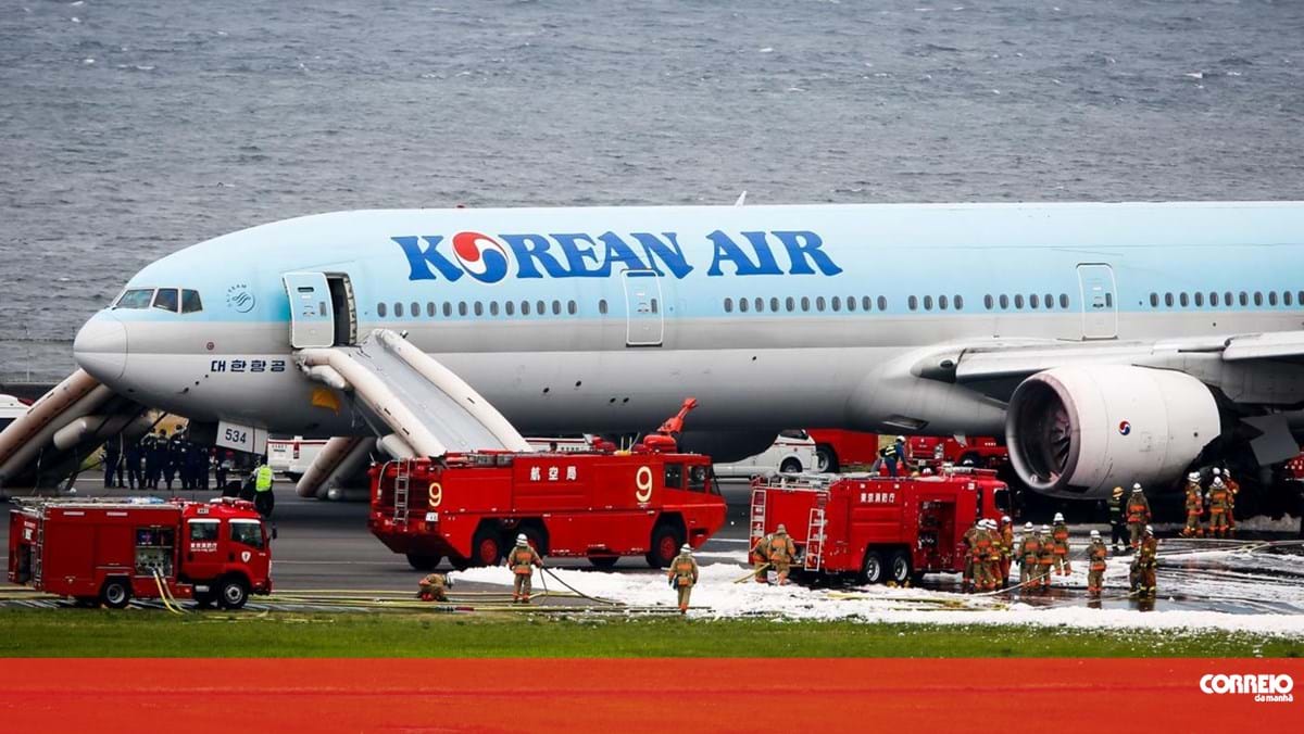 Avião da Korean Air toca noutro avião da Cathay Pacific Airways no aeroporto do Japão