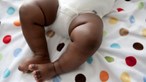 Mulher de 27 anos coloca bebé recém-nascido na fossa de casa em Luanda