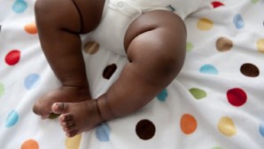 Mulher de 27 anos coloca bebé recém-nascido na fossa de casa em Luanda