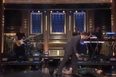 Meghan Trainor cai no programa de Jimmy Fallon