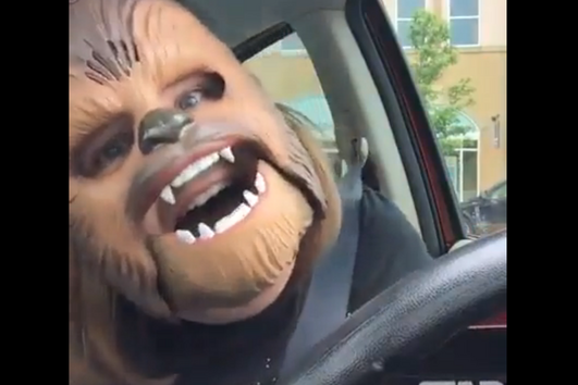 Mulher com máscara de Chewbacca bate recorde