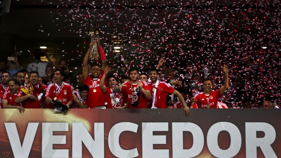 O momento em que Luisão levanta a sétima Taça da Liga da história do Benfica 