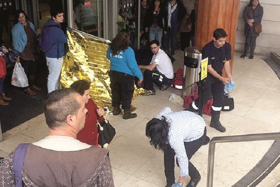 Entra em trabalho de parto à porta do centro comercial