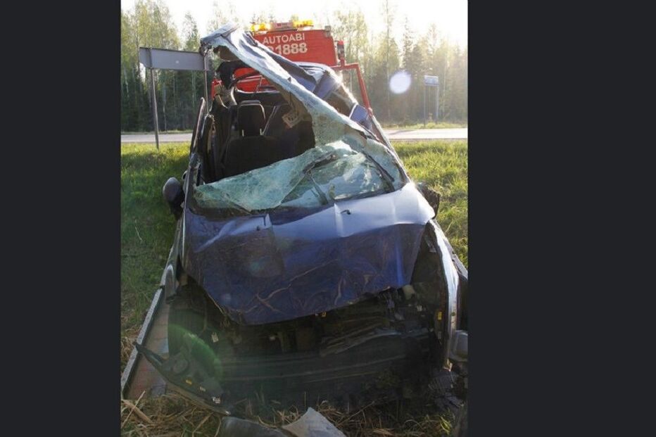 Estónia, acidente, português