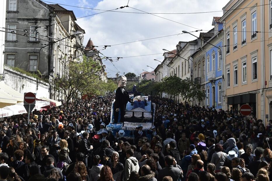 Queima das Fitas, Coimbra, resíduos, autoridades locais, questões sociais, ambiente