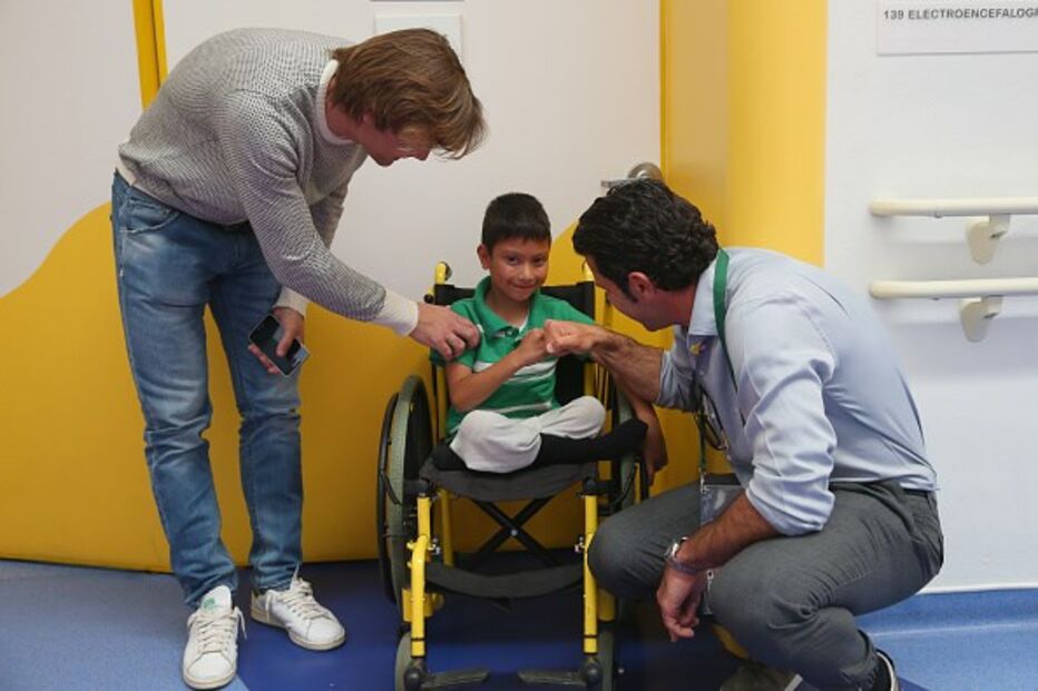 Figo, jogador, futebol, solidariedade, crianças, desfavorecidas