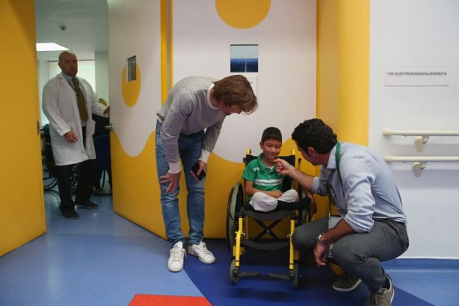 Figo, jogador, futebol, solidariedade, crianças, desfavorecidas