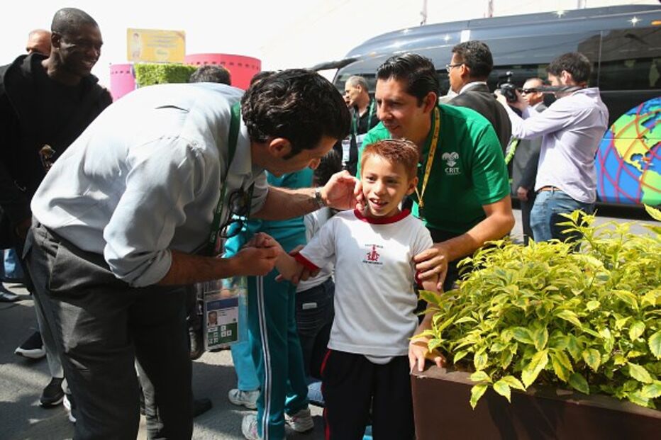 Figo, jogador, futebol, solidariedade, crianças, desfavorecidas