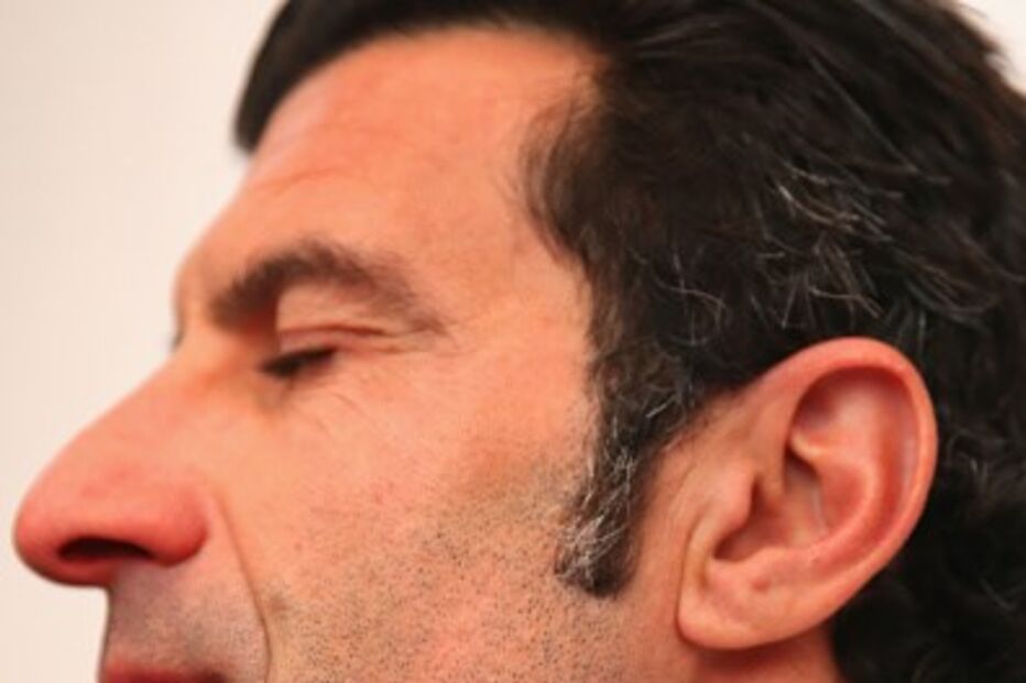 Figo, jogador, futebol, solidariedade, crianças, desfavorecidas