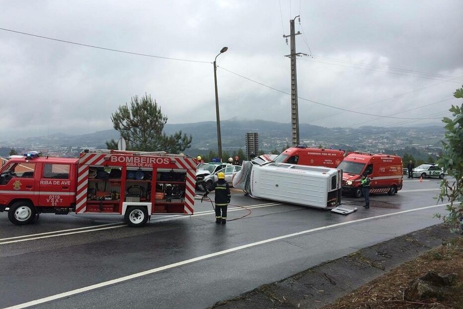 Vila Nova de Famalicão, acidente, ambulância, feridos