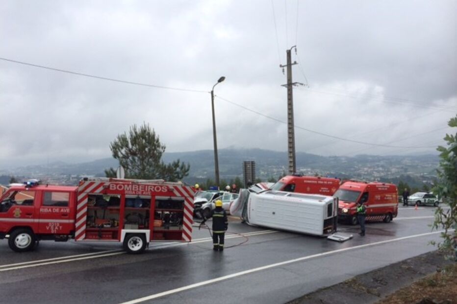Vila Nova de Famalicão, feridos, ambulância