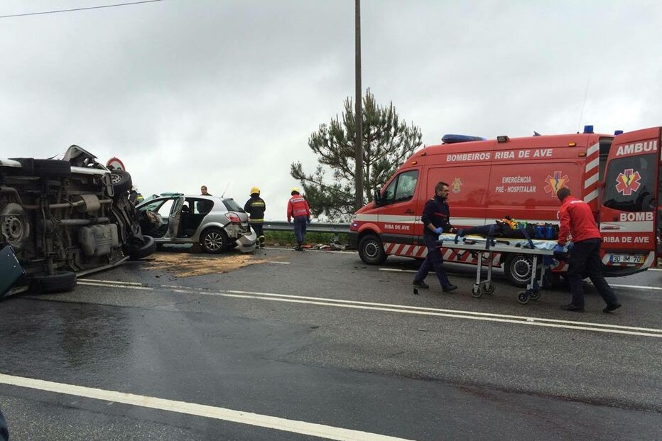 Vila Nova de Famalicão, feridos, ambulância