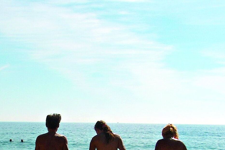 Naturistas querem ter espaço para banhos na Meia Praia 