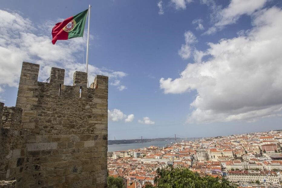 Empresa Municipal de Mobilidade e Estacionamento de Lisboa, praça do Martim Moniz, Castelo de São Jorge, autoridades locais, escadas rolantes