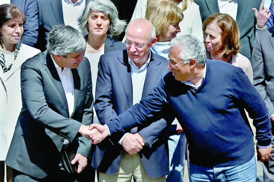 Governo sem gravata comemora seis meses 