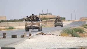 Seis combatentes pró-regime mortos em explosão num depósito de munições na Síria