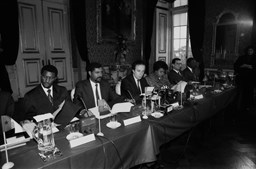 O então Secretário de Estado, Pedro Santana Lopes a assinar o acordo ortográfico com representantes dos PALOP, em dezembro de 1990