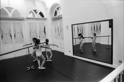 Aula de ballet no Centro Cultural de Algés, no Palácio dos Anjos
