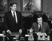 Fernando Teixeira (à esq), governador do Banco de Angola assina acordo com Carlos Tavares, governador do Banco de Portugal em 1991