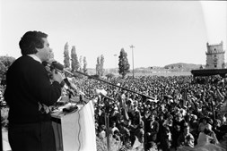 Torres Couto, secretário geral da UGT discursa durante o comício junto à Torre de Belém (1991)