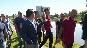 Quando questionado se a seleção está preparada para o jogo frente à Hungria, Ronaldo tira o microfone da mão do jornalista e atira-o ao lago