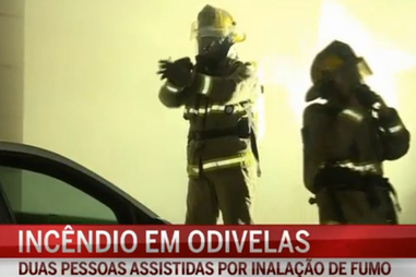 Jovens atiram carro pelas escadas do metro