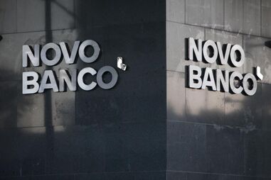 Novo Banco, Banco Espírito Santo, BES, solução comercial, emigrantes, Comissão do Mercado de Valores Mobiliários, CMVM, economia, negócios e finanças