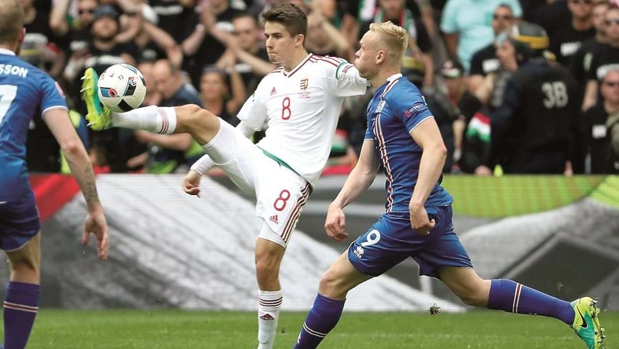 Nagy (de branco) em ação pela seleção da Hungria, no jogo contra a Islândia que terminou empatado (1-1)   