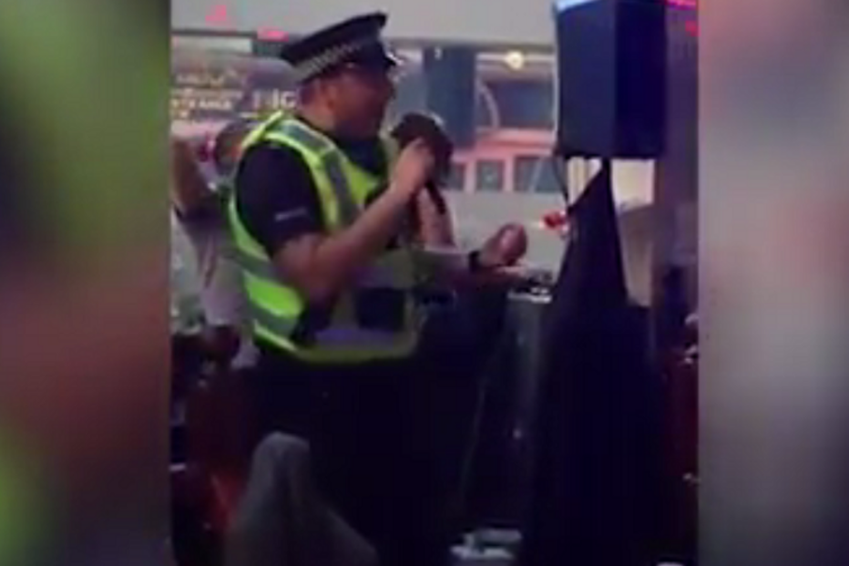 polícia, briga, dança, karaoke, Glasgow, Escócia, insólito