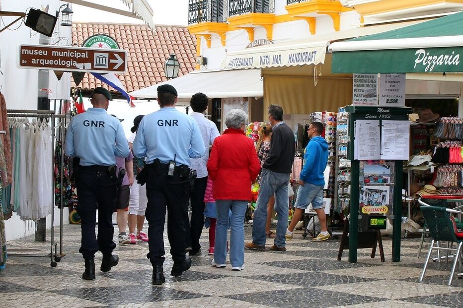 ladrões, GNR, turistas, multibanco, telemóvel, diversão, Algarve, Albufeira