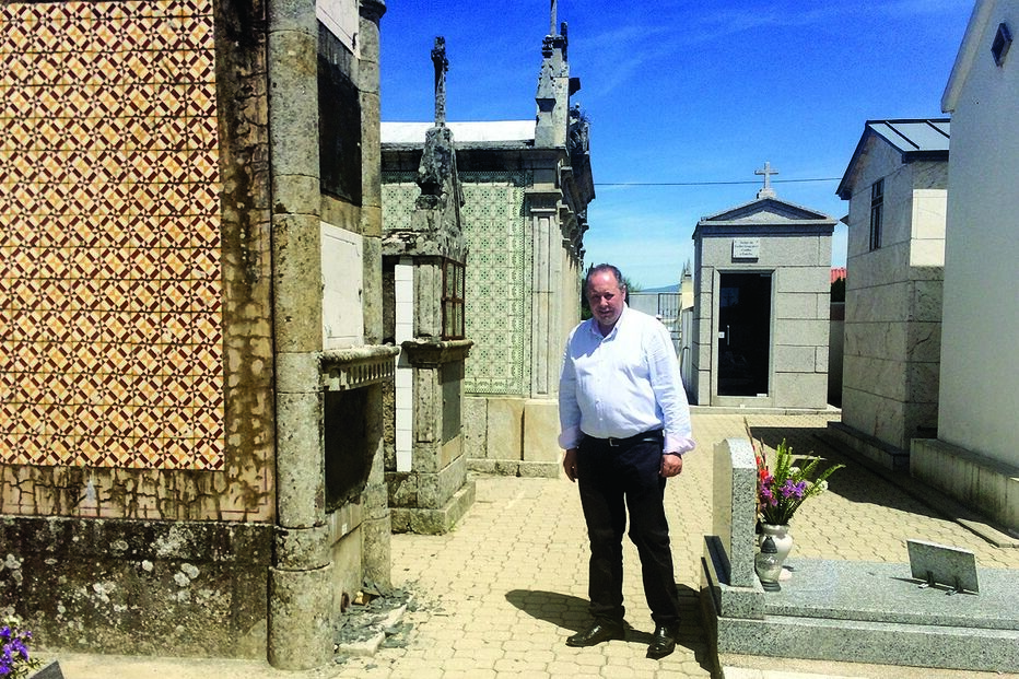 Profanam jazigo para roubar urna de chumbo 