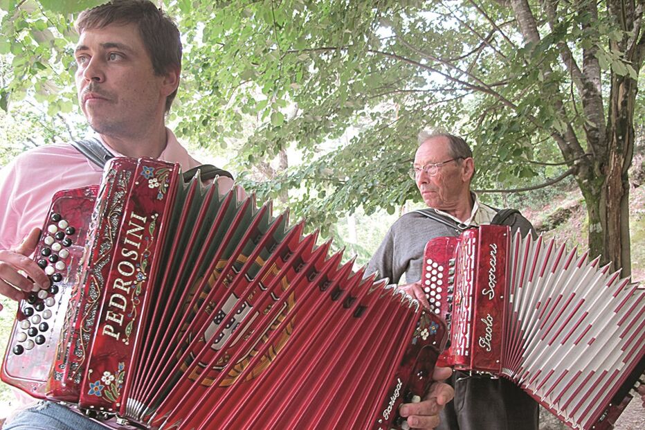 Encontro de concertinas reúne cem tocadores 