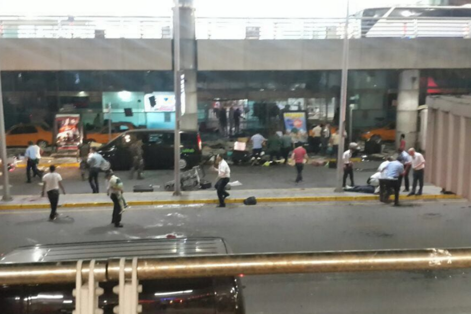 explosões, tiroteio, pânico, aeroporto de Istambul, Turquia