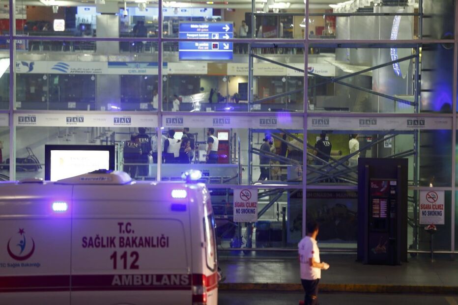 explosões, tiroteio, pânico, aeroporto de Istambul, Turquia