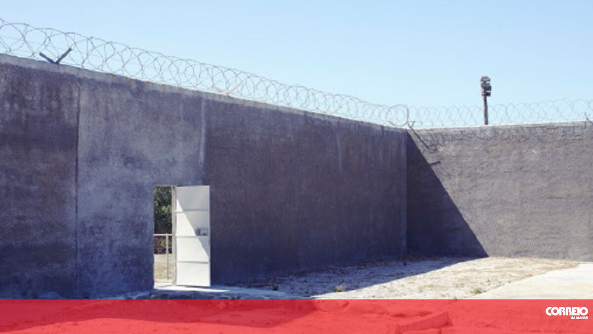 Porto prison guard and two inmates charged with drug trafficking